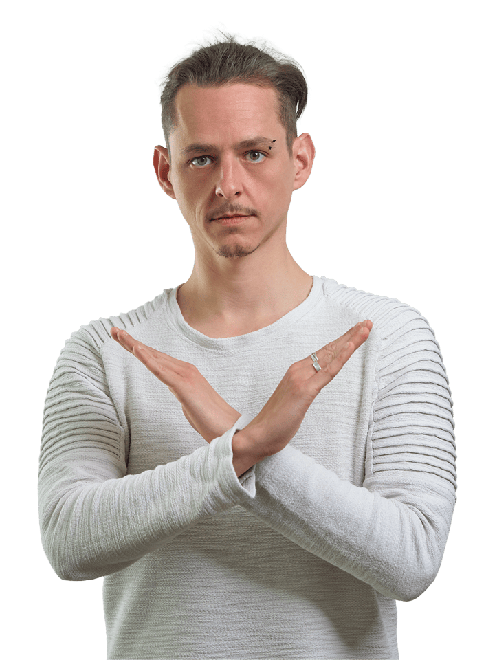 Person kreuzt die Arme vor der Brust und signalisiert ein Hindernis für barrierefreies Webdesign.