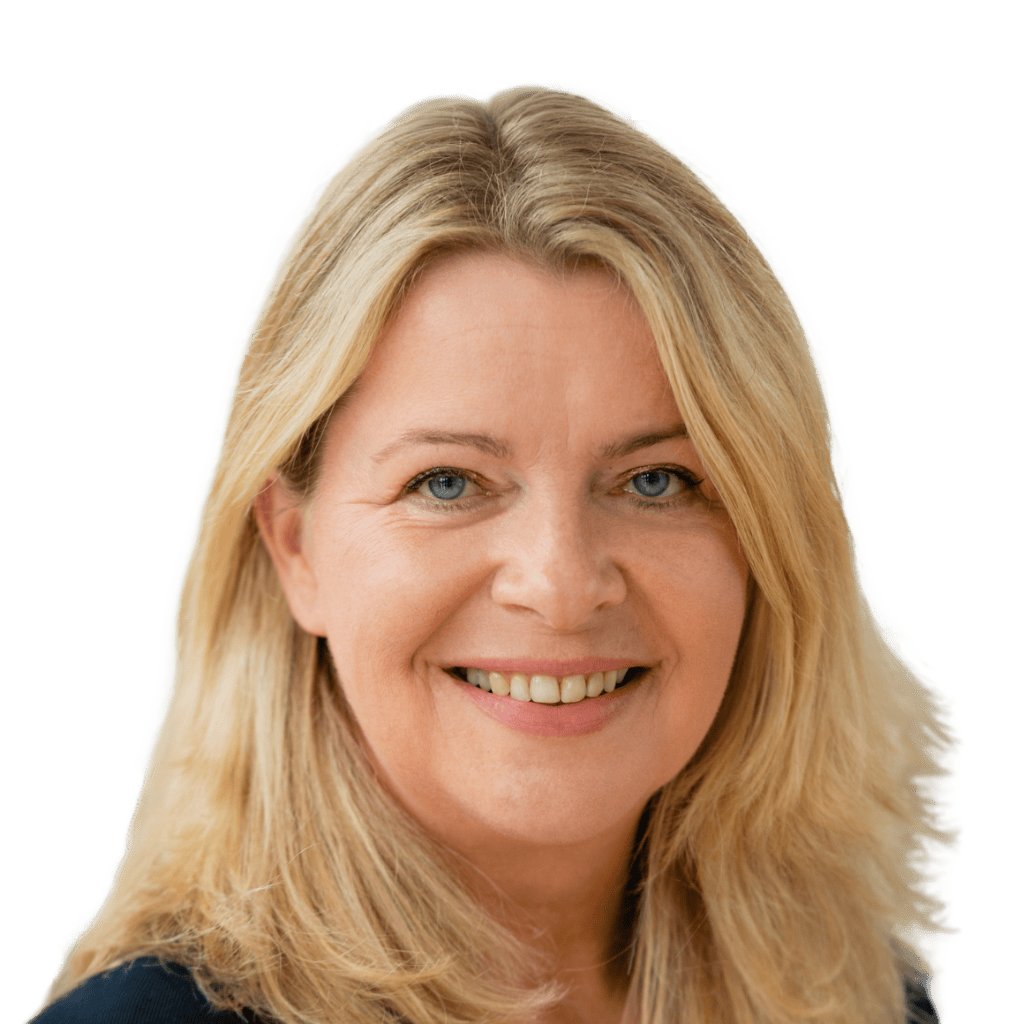 Porträt von Britta Bethe, Leiterin Marketing und Öffentlichkeitsarbeit bei den Stadtwerken Dinslaken, lächelnd vor hellem Hintergrund.