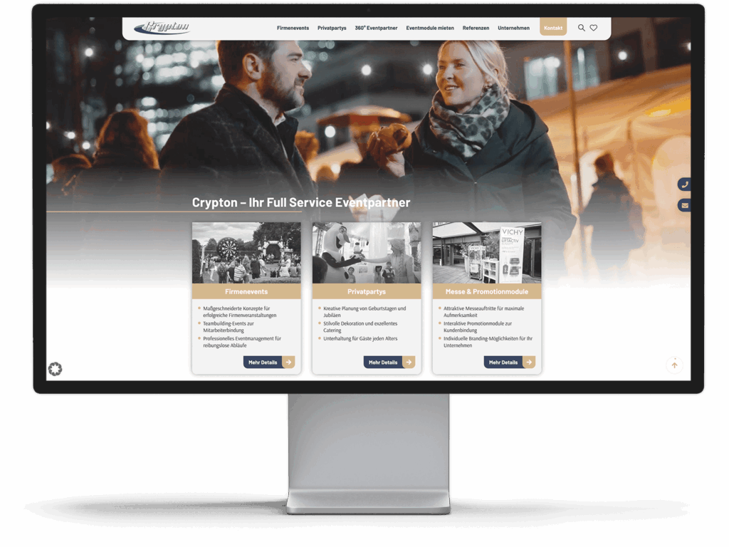 Monitor mit Websiteansicht: Personen im Headerfoto, darunter drei rechteckige Informationskarten und Menüleiste am oberen Rand.