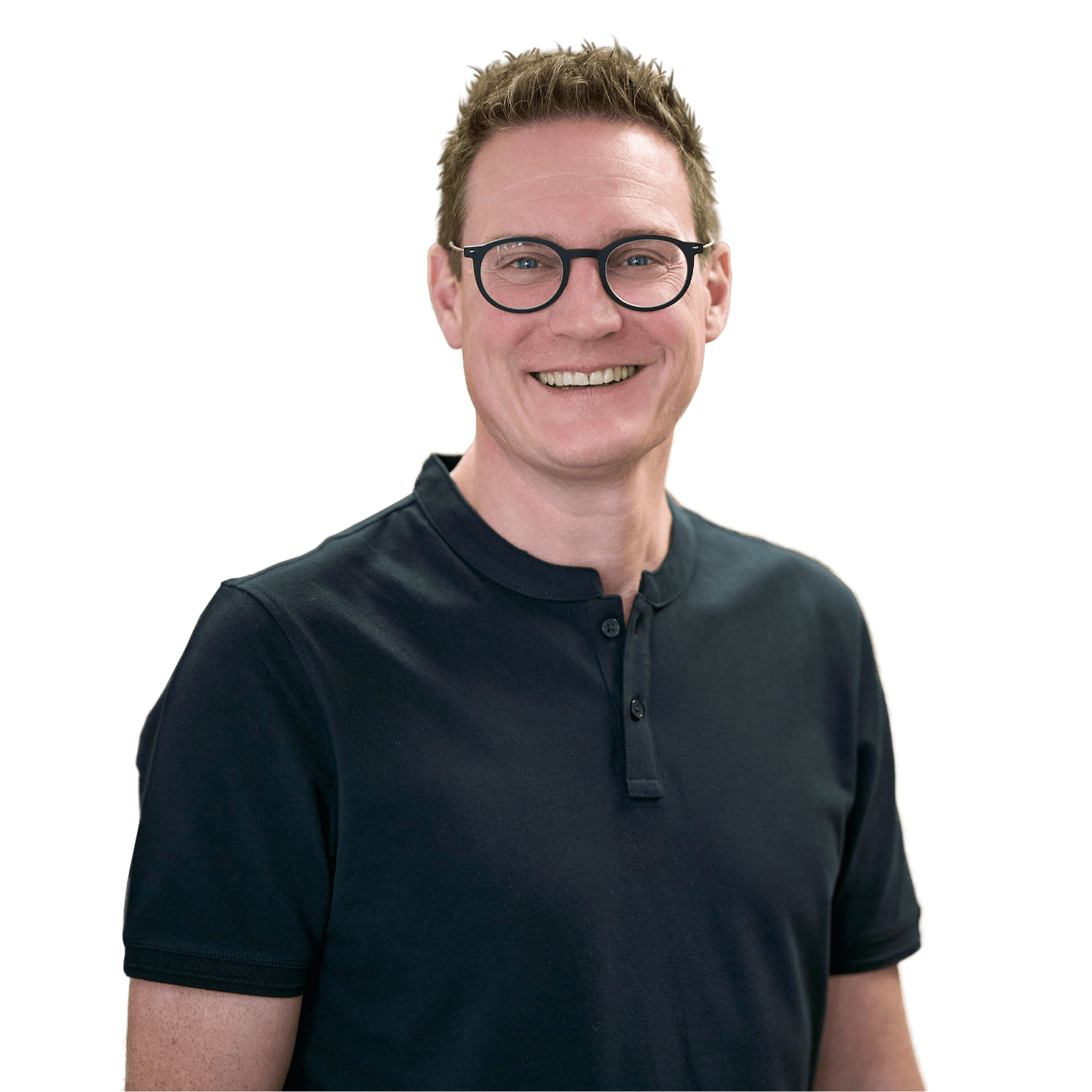 Daniel Jonkmanns mit kurzer brauner Frisur, schwarzer Brille und dunkelblauem Poloshirt vor beigem Hintergrund, lächelnd.