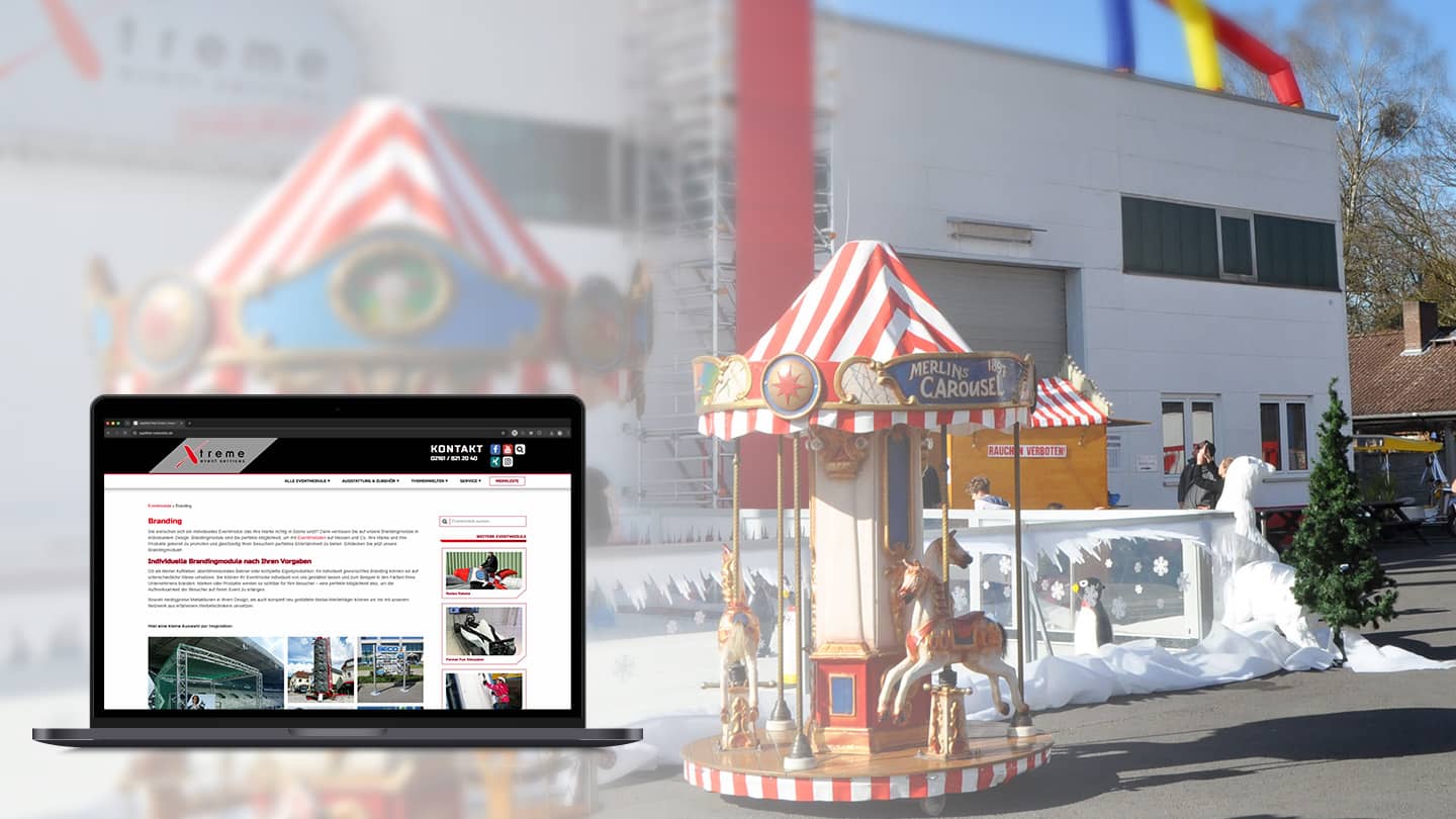 Laptop mit Eventagentur-Webseite im Vordergrund neben einem rot-weiß gestreiften Karussell auf einem Außengelände.