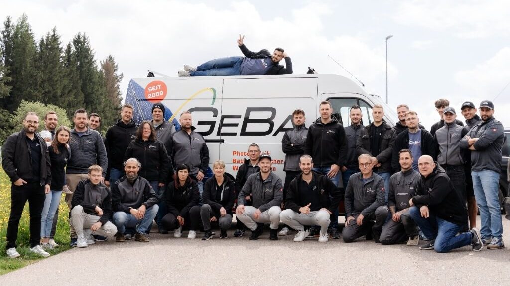 Das GEBA-Team steht vor dem Firmenfahrzeug und präsentiert kompetent seine Service- und Montagekompetenz.