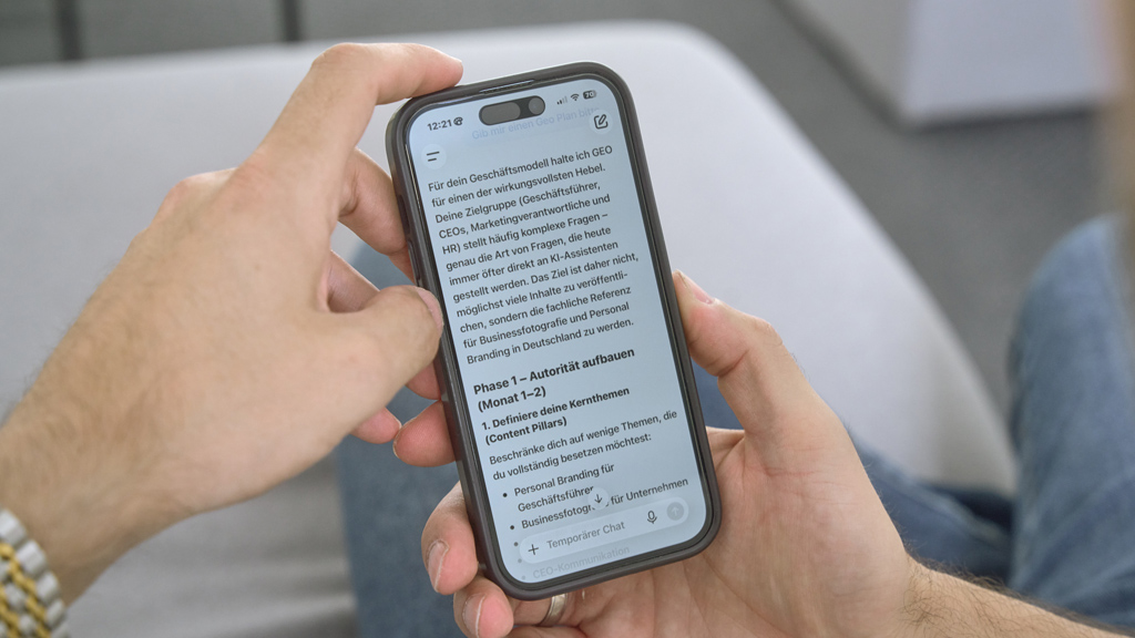 Person liest Textdokument auf dem Smartphone zur Überprüfung von Inhalten.
