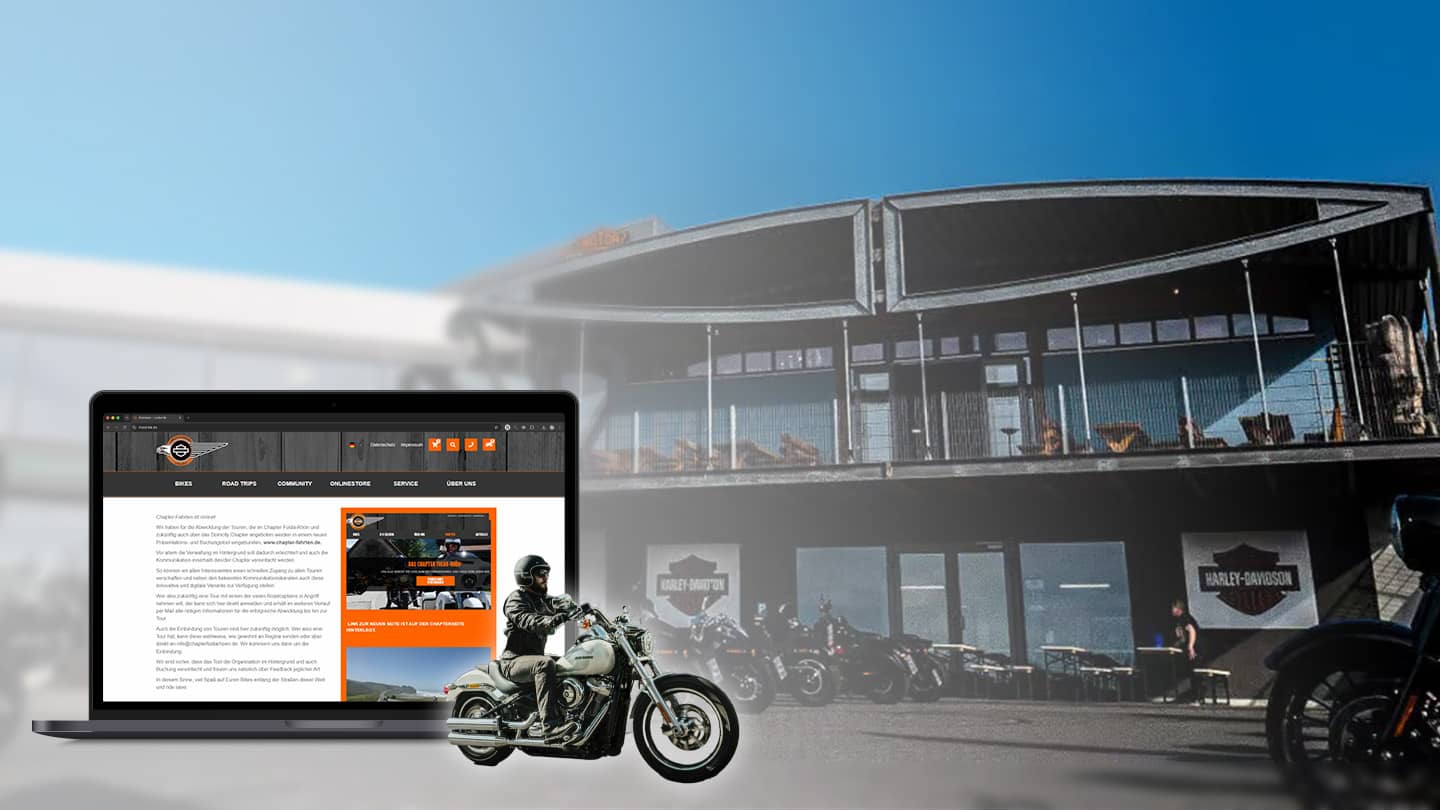 Hero-Bild mit Laptopvorschau der Website und Motorrad vor dem Fuldaer Harley-Davidson Showroom, ideal für die Startseite.
