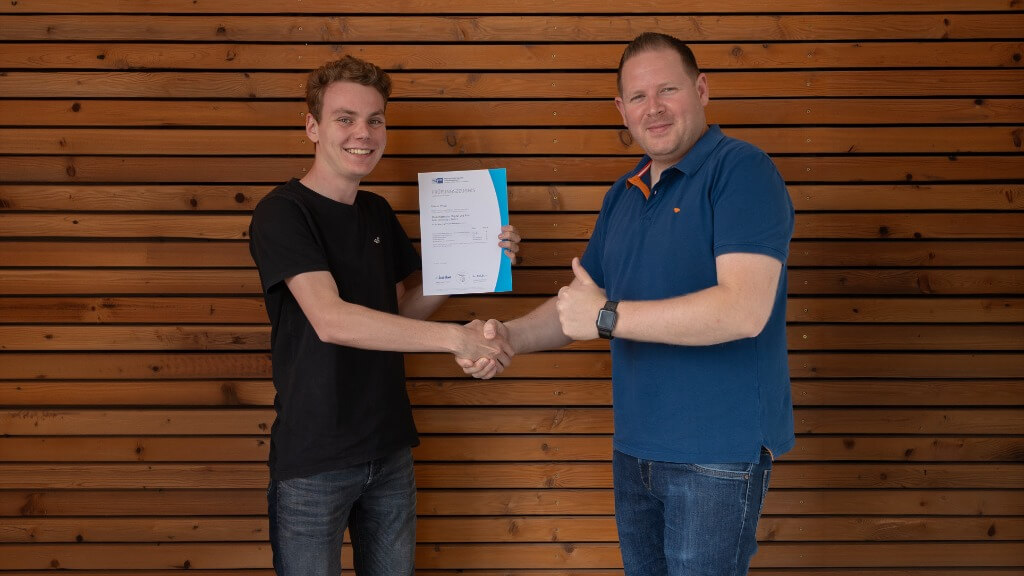 Peter gratuliert Marius zur bestandenen Ausbildung zum Mediengestalter bei conversionmedia.