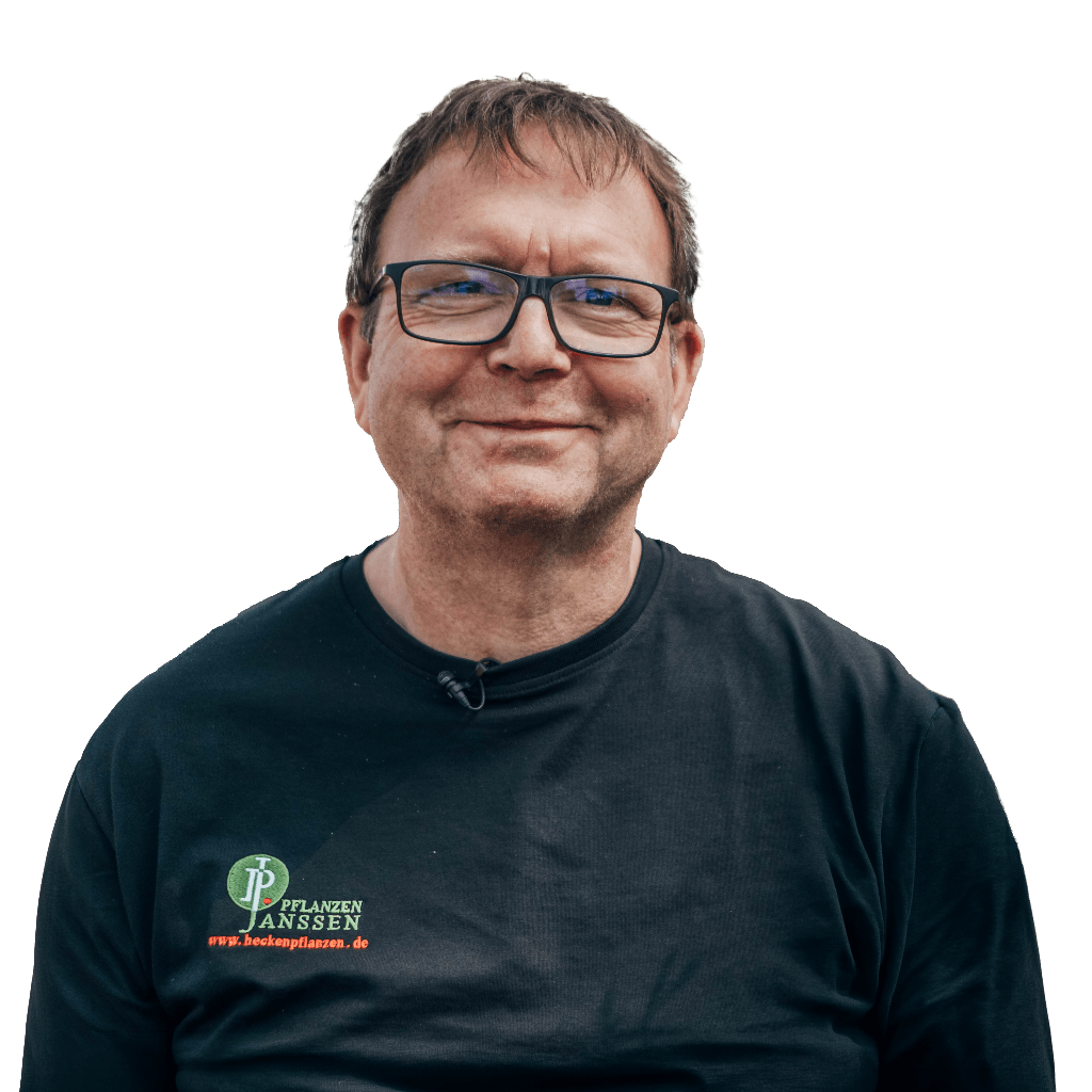Porträt von Ingmar Janssen von Pflanzen Janssen mit Brille und Firmen-T-Shirt für Kundenfeedback-Slider.