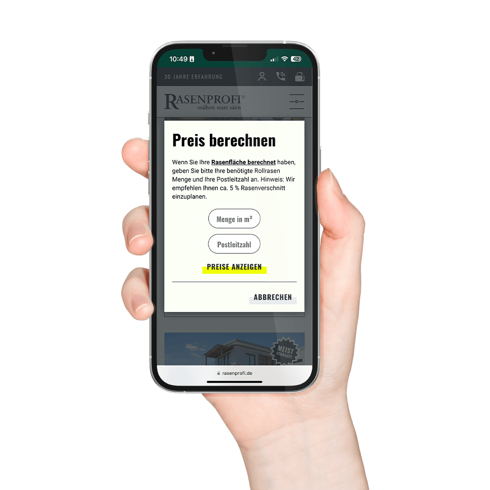 Hand hält Smartphone mit geöffnetem Preisrechner der Rasenprofi-Bestellung im mobilen Shop.
