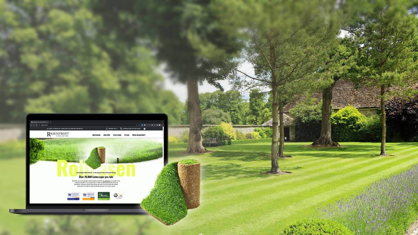 Laptop zeigt die Rasenprofi Website mit Fokus auf Rollrasen, eingeblendet auf einem gepflegten Garten mit grünem Rasen
