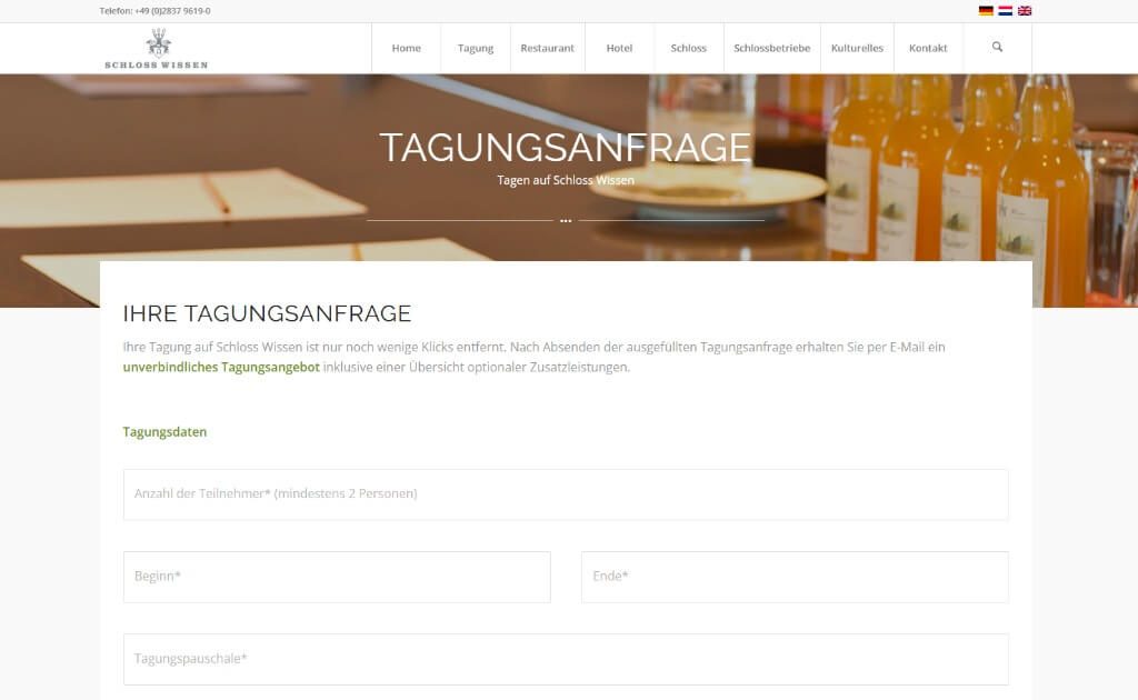 Webseite für die Tagungsanfrage von Schloss Wissen mit Formular und Getränken im Hintergrund.