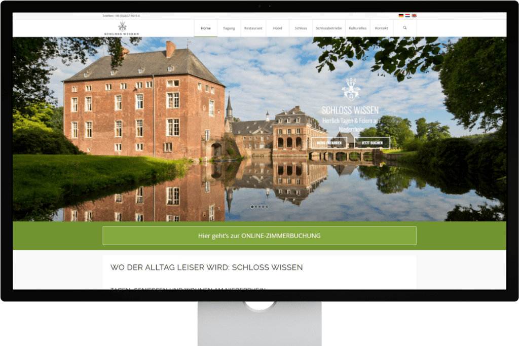 Die Startseite von Schloss Wissen zeigt das historische Schloss mit klarer Spiegelung im Wasser und Navigationsleiste oben.